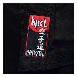 Detalle logo NKL del Karategi NKL Training negro 8oz para entrenamiento de karate